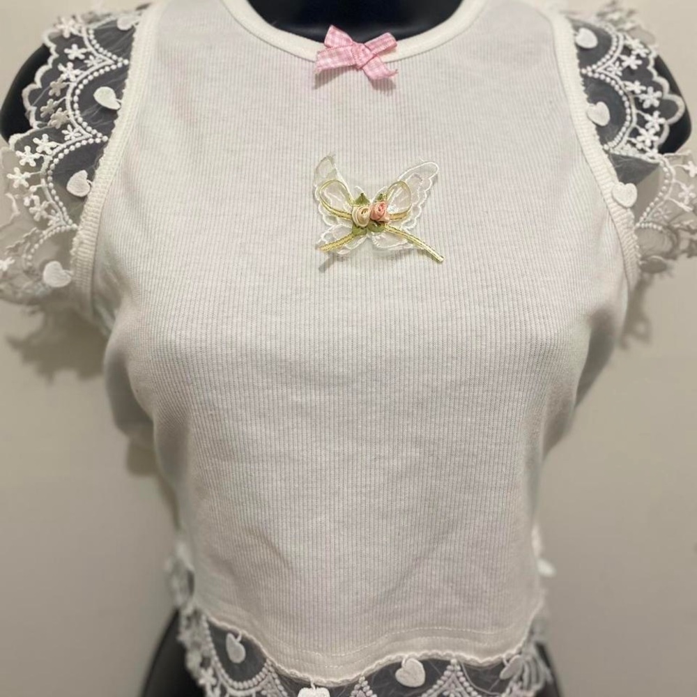 prettiest white tank top, no tags, could fit a size s/m best